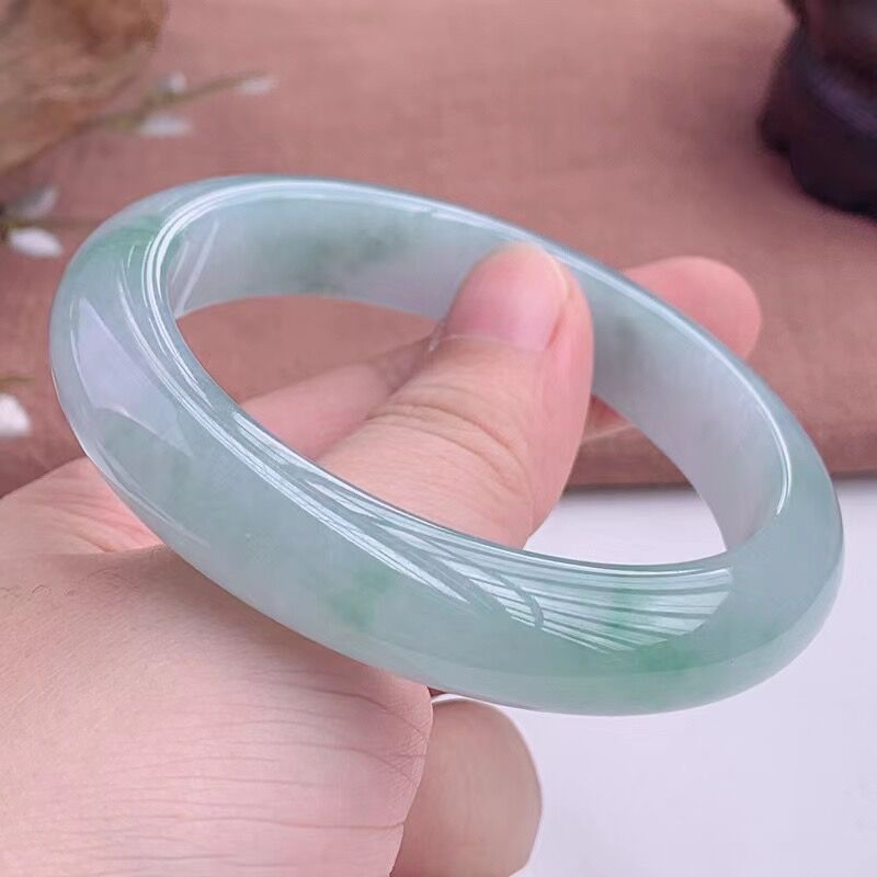 Lighting - Myanmar, einfarbiges, leicht geöltes Jadeit-Armband, hellgrüner,