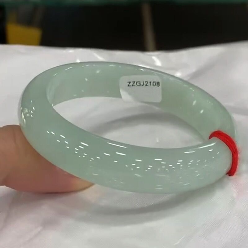 Natürliches Burmesisches Jade- – Lighting Bewertung und Preis