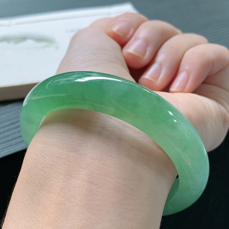 Jadeit-Armband, burmesischer E – Lighting Bewertung und Preis